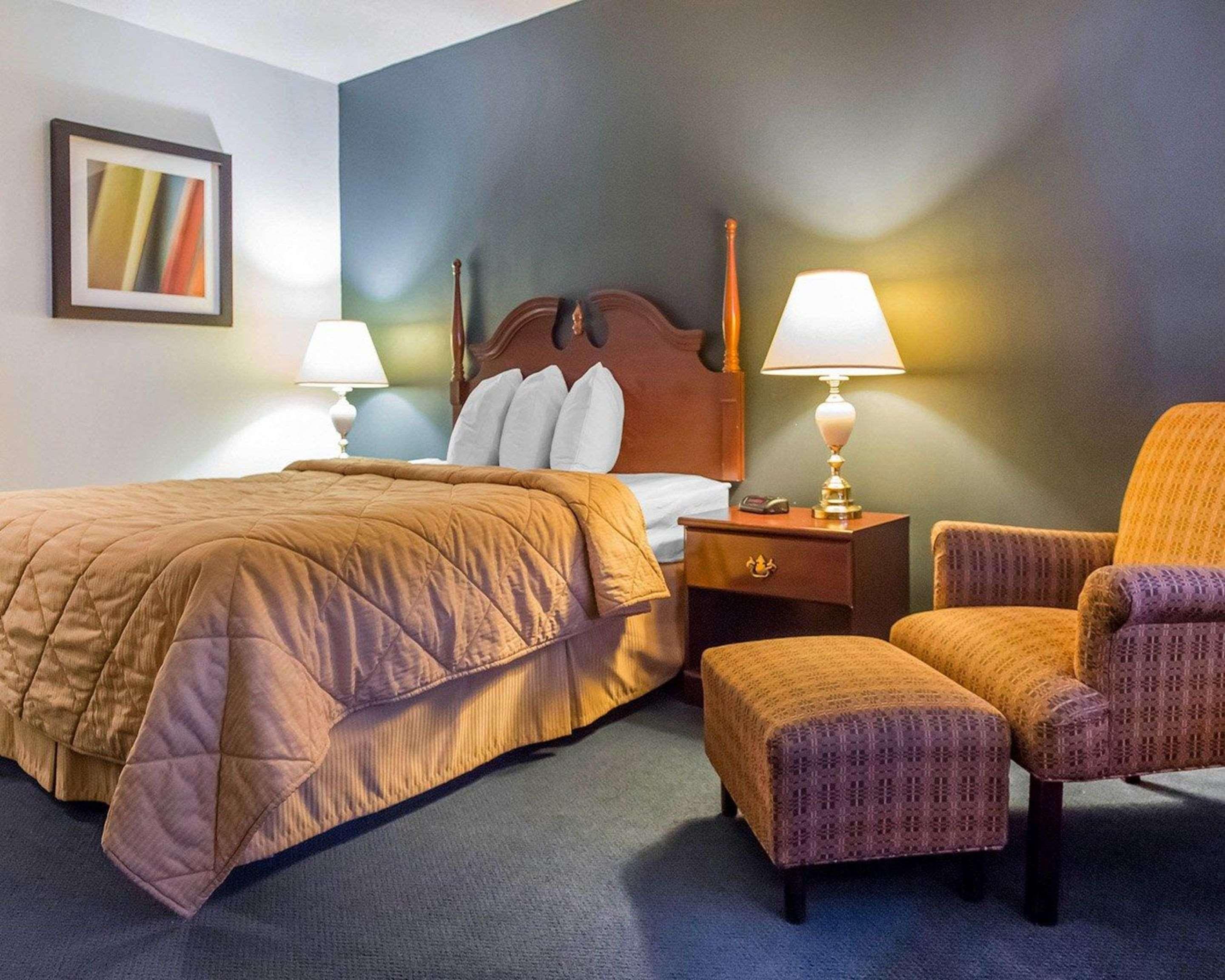Econo Lodge Смитс-Фолс Экстерьер фото