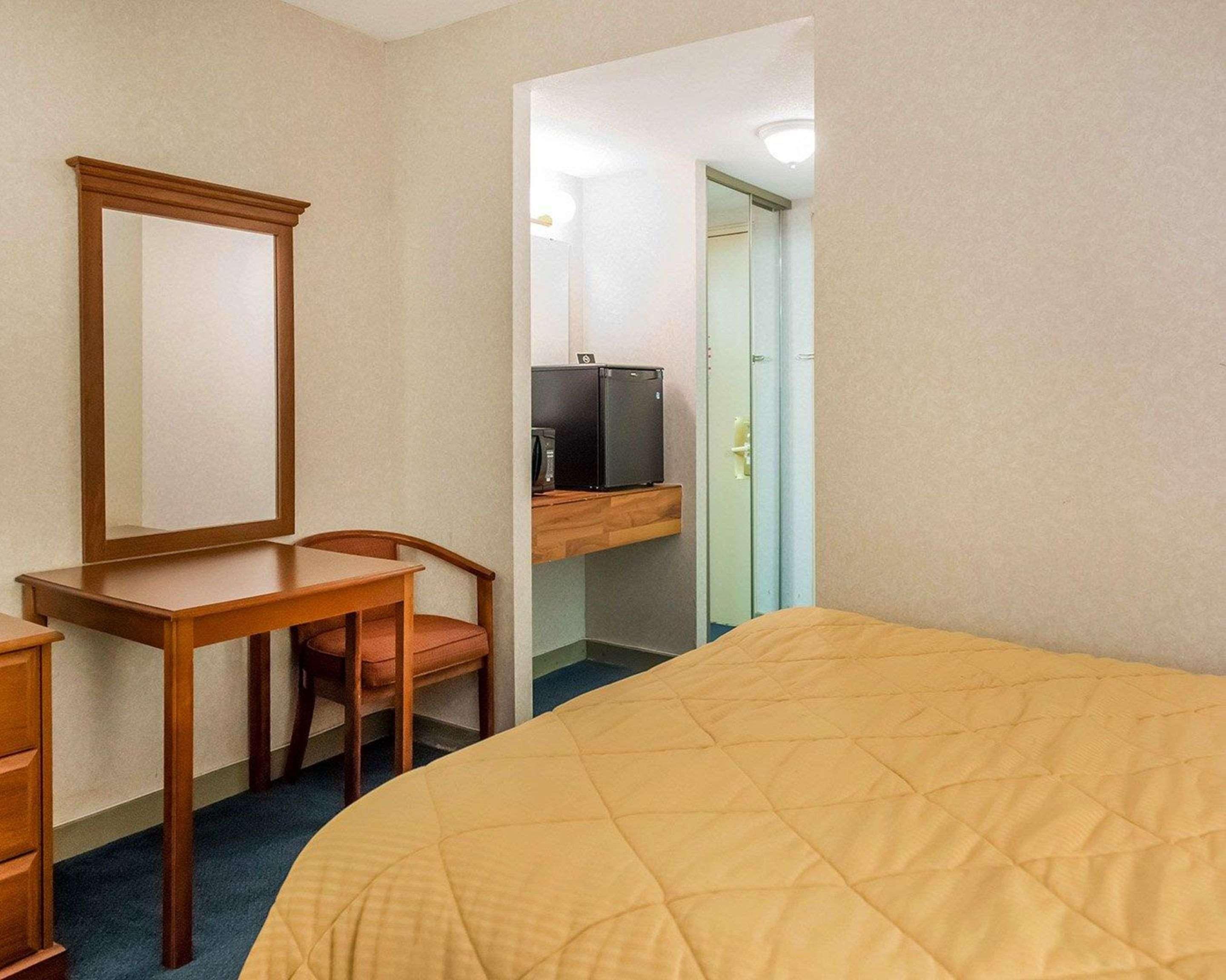 Econo Lodge Смитс-Фолс Экстерьер фото