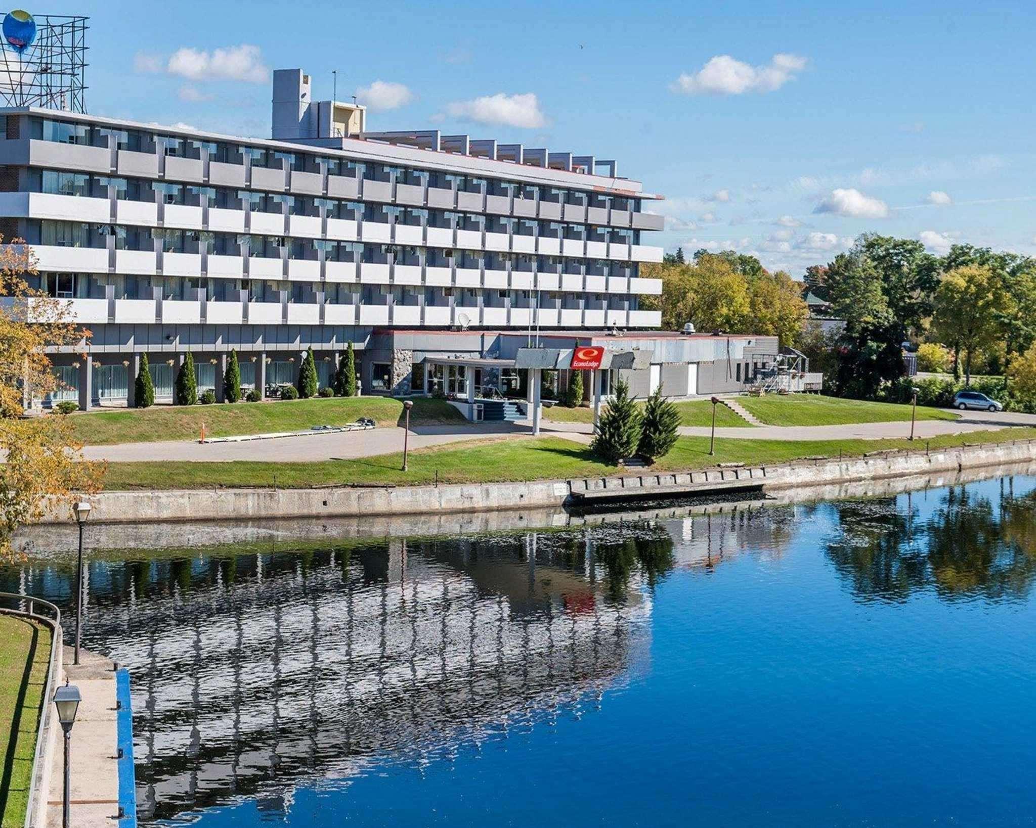 Econo Lodge Смитс-Фолс Экстерьер фото