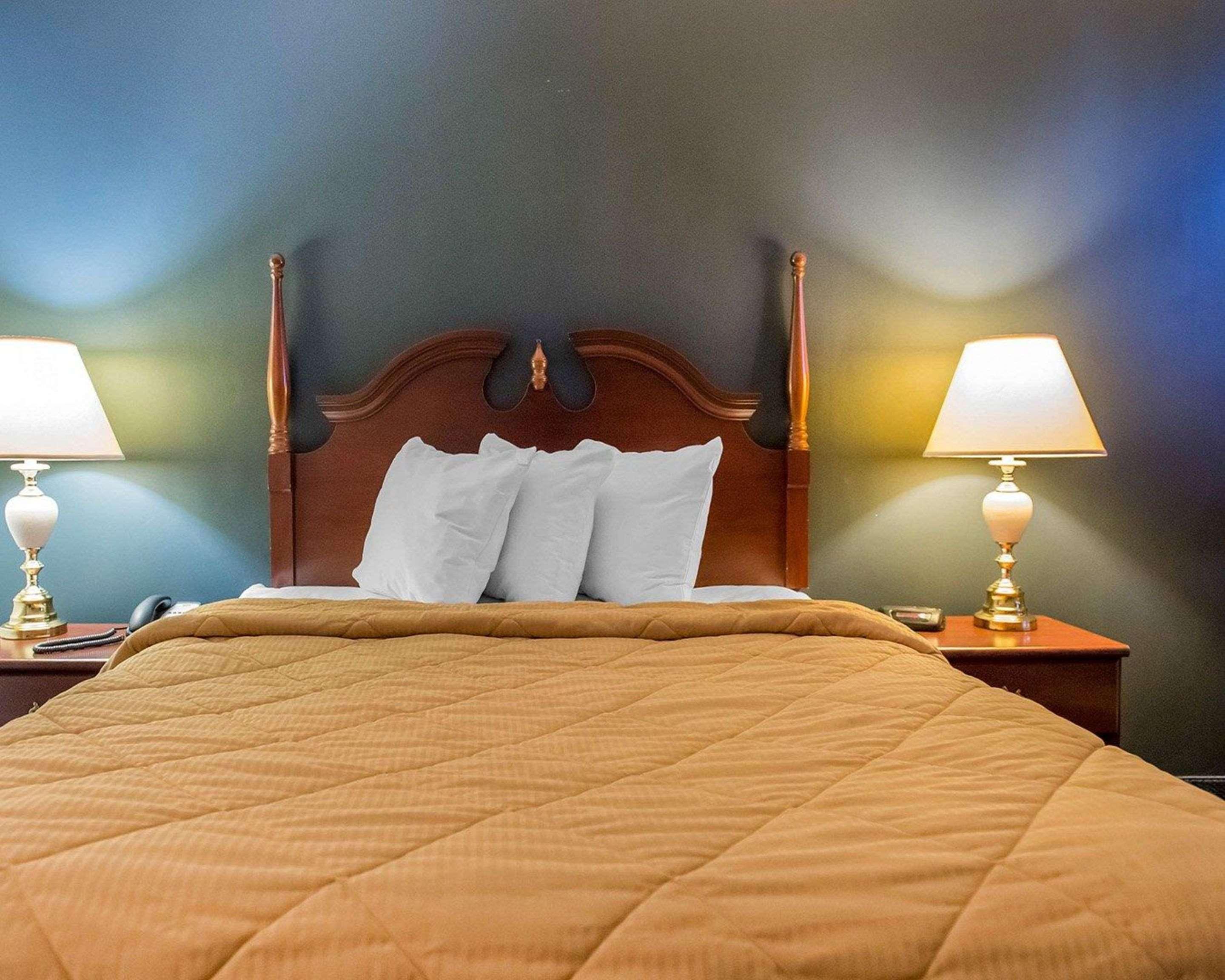 Econo Lodge Смитс-Фолс Экстерьер фото