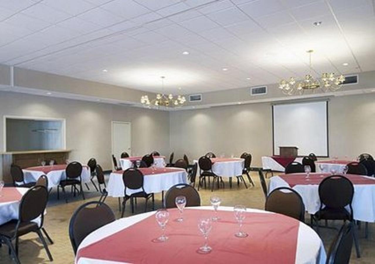 Econo Lodge Смитс-Фолс Ресторан фото