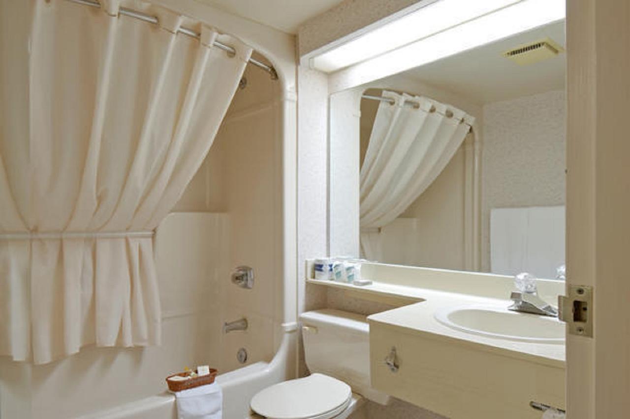 Econo Lodge Смитс-Фолс Экстерьер фото